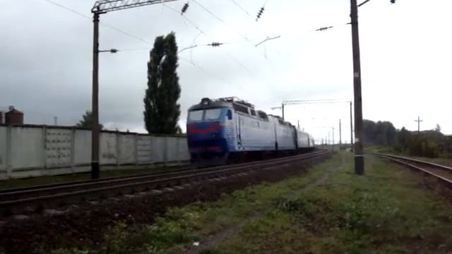 ЕлектровоЧС8-020 с поездом №15(Тиса)Москва-Братислава прибывает на станцию Казатин-1 смотреть онлайн