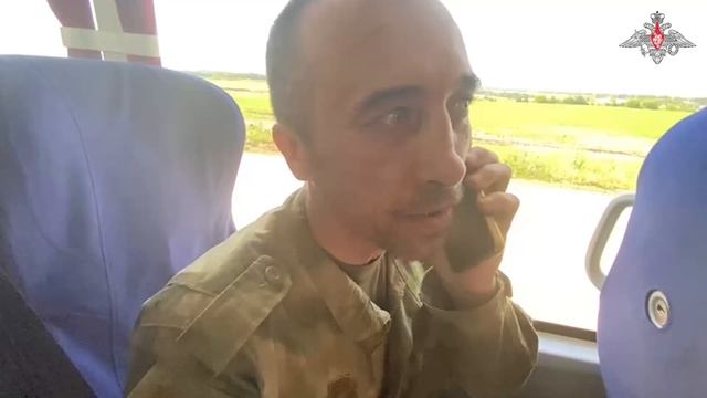 Кадры возвращения 45 российских военнослужащих из украинского плена смотреть онлайн