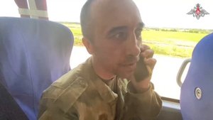 Кадры возвращения 45 российских военнослужащих из украинского плена