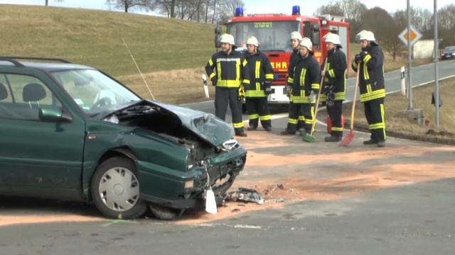 Zusammenstoß zwischen Vasbeck und Heddinghausen: Drei Verletzte, 10.000 Euro Schaden смотреть онлайн