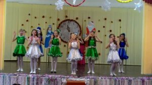 Новогодний танец в школе