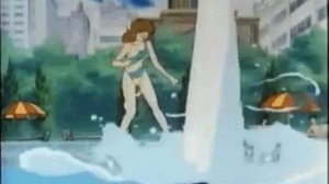 Брюнетка упала в воду