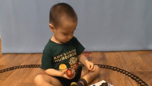 поезд сапсан, распаковка яиц с паровозиками