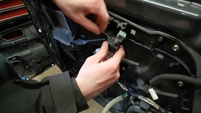 How To Remove Replace Mazda 3 Interior Door Handle 02 07 смотреть онлайн