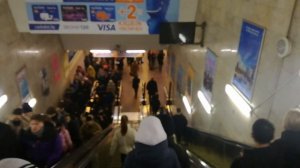 Минский метрополитен, станция метро Октябрьская, захожу на станцию, спускаюсь по эскалатору, поезд