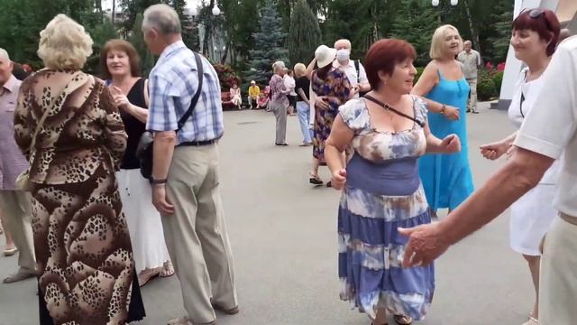 ВЕЧЕР ОПЯТЬ, ТЫ В СИРЕНЕВОМ ПЛАТЬЕ! ТАНЦЫ В ПАРКЕ ГОРЬКОГО ХАРЬКОВ СЧАСТЛИВЫЕ МОМЕНТЫ