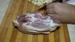 Свиная рулька с гарниром из риса и фасоли.
