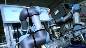 Заворачивание крышек на бутылки роботом Universal Robots