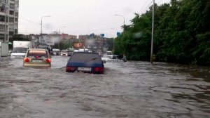 Ураган в Челябинской области валил деревья, ливни топили дороги вместе с машинами
