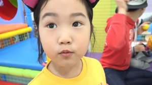 Boram bermain dengan Modern Kitchen Toy Set