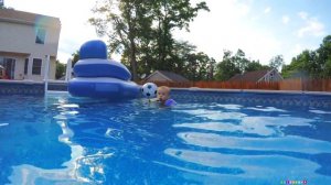 Летнее Развлечение Макс Играет в Бассейне с Водными Игрушками и Семьёй Весёлое Видео Для Детей Ч. 2
