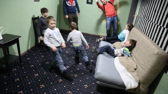 Наклоненная комната в экспериментариуме смотреть онлайн