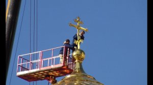 На куполах храма в Ростокине установили кресты