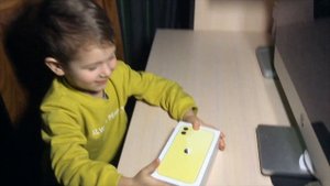 ПОДАРИЛИ АЙФОН 11 РЕБЁНКУ // ПЕРВОЕ ВИДЕО?