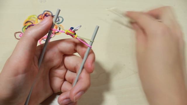 САМЫЙ ПРОСТОЙ БРАСЛЕТ ИЗ РЕЗИНОК без станка || Rainbow Loom смотреть онлайн