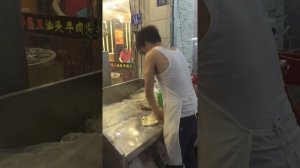 Как китайцы лапшу делают.