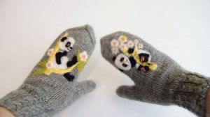 Варежки вязаные, натуральная шерсть, рисунок валяный Панды