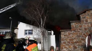 Wohnungsbrand wird zum Lagerhallenbrand – Großeinsatz in Oestrich-Winkel