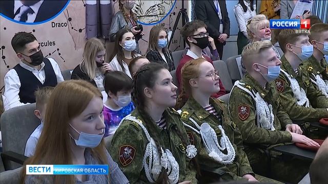 Виктор Савиных подарил Космоцентру экспонат и открыл «Парту Героя».