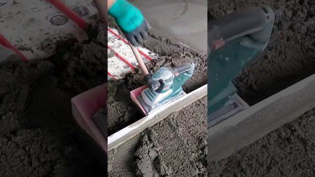 Заливка стяжки с помощью виброрейки