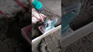 Заливка стяжки с помощью виброрейки