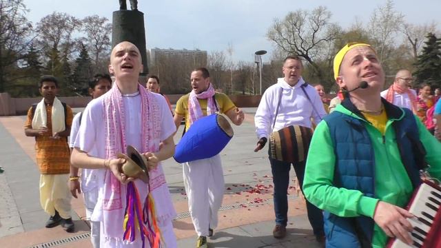 Харинама на ВДНХ (Москва, май 2017) смотреть онлайн