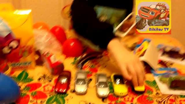 Nikitos открывает новые машинки Hot Wheels.Смешарики.Яйца