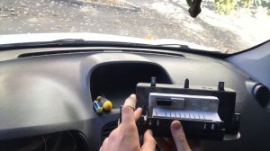 Renault kangoo 2 2009 рік як зняти годинник, как снять часы с панели автомобиля