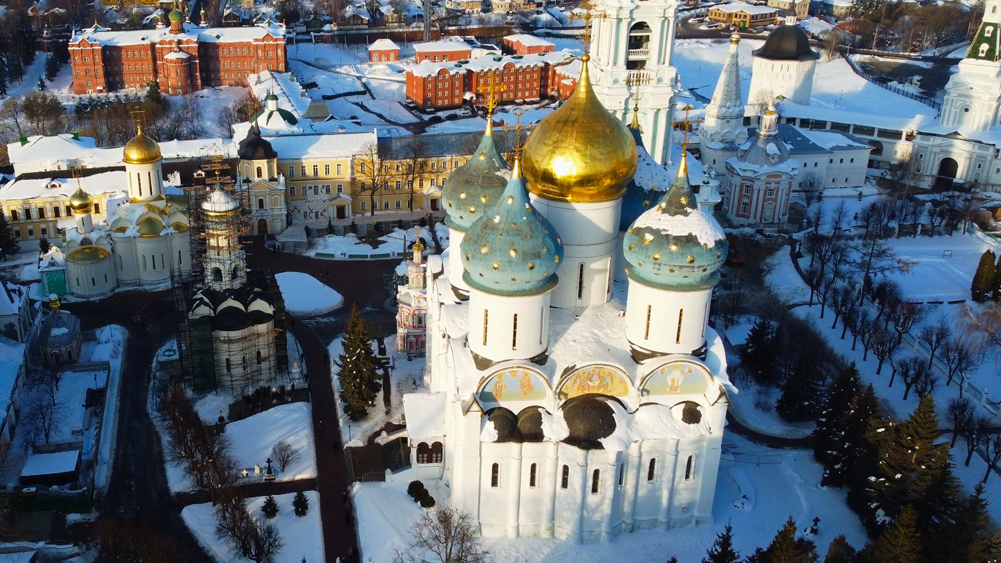 Троице-Сергиева лавра. Место силы православных. Успенский собор-вид сверху