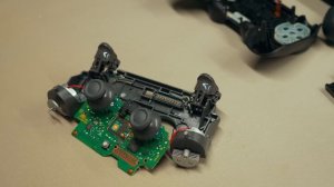 DUALSHOCK 4 при нажатии l2 происходит движение вперед (мастера АЛЁ)