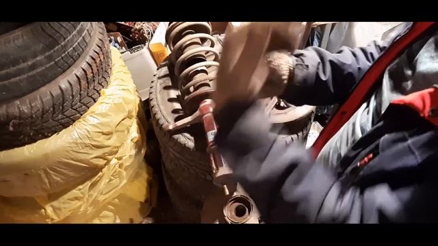 Ваз 2114 Как поменять ступицу? Как поставить газовые упоры на капот? Все просто)) смотреть онлайн