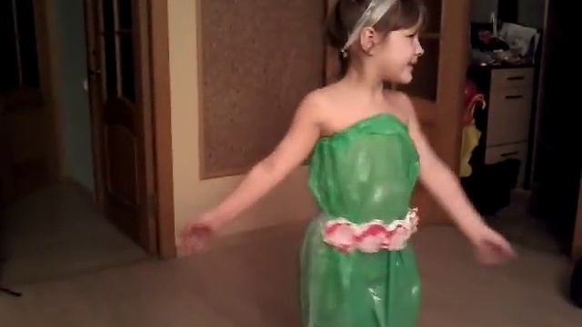 Платье из полиэтиленовых пакетов. Для показа мод из вторсырья. смотреть онлайн