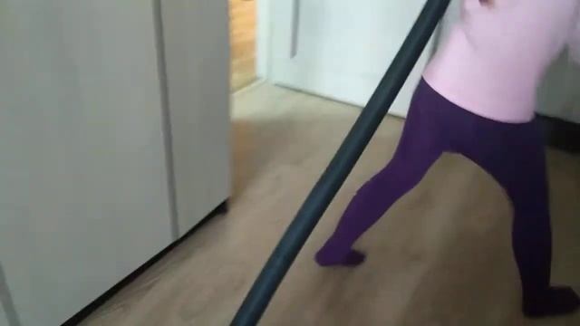 Я помогаю маме пылесосить. смотреть онлайн