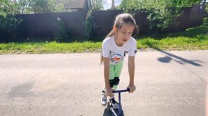Делаю трюки на старом детском самокате