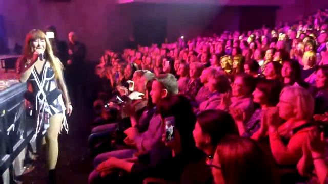 В Кирове Анита Цой спустилась в зал смотреть онлайн