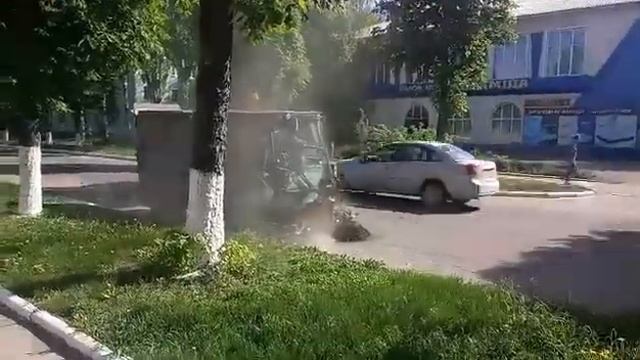 В Покровске техника для уборки улиц поднимает облака пыли смотреть онлайн