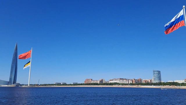 флаги: Российской Федерации, Российской империи, Красное знамя