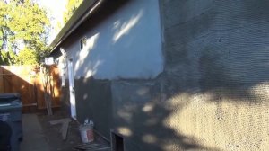 Как штукатурят дом снаружи первый слой