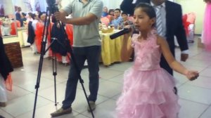 Маленькая девочка красиво поет на казахском