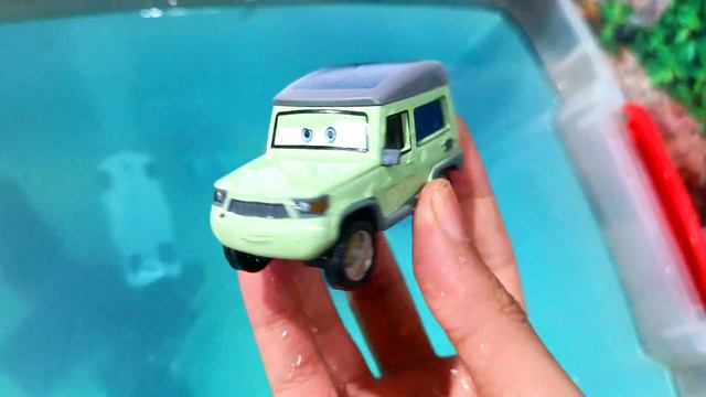 Lightning McQueen Cars Swimming: Looking For Disney Pixar Cars in Pink Water #08 #mcqueen #cars