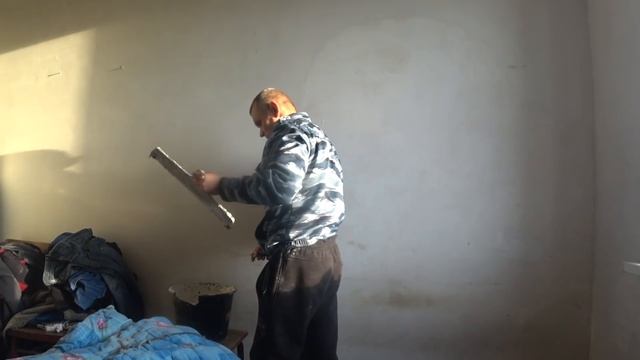 Роман шпаклюет стены в своих апартаментах... смотреть онлайн