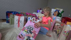 ЧТО ПОДАРИЛИ МИЛАНЕ НА ДЕНЬ РОЖДЕНИЕ?? Целая КУЧА ПОДАРКОВ!!! СМОТРИМ ЧТО ВНУТРИ ЧАСТЬ #1