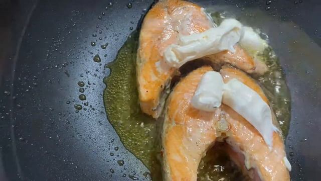 Сочный стейк из сёмги в сливочном соусе и шпинатом смотреть онлайн