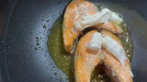 Сочный стейк из сёмги в сливочном соусе и шпинатом