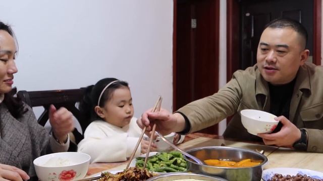 胖哥带着卤菜到丈母娘家蹭饭，两大碗饭不够吃，蹭饭就是舒服~【小杜生活日记】 смотреть онлайн