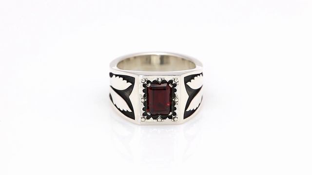 Серебряное кольцо с гранатом