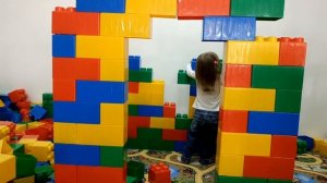 MegaLego ? Большие Кубики LEGO ? Строим Лего Дом ? Играем в Детский Конструктор Цветные Блоки
