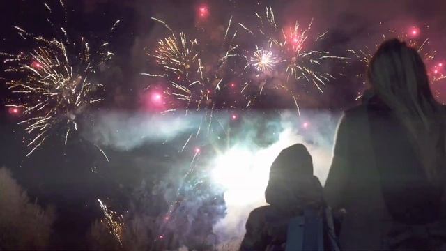 Красивый фейерверк на праздник для всей семьи смотреть онлайн