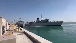 Английский военный корабль таранит своего собрата .mp4