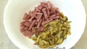 Салат с копчёной колбасой и сухариками